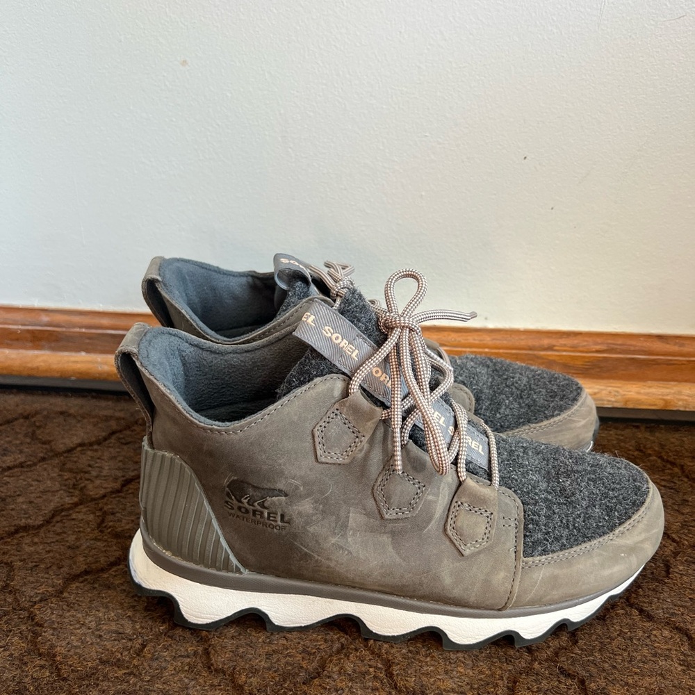 Sorel Women’s Gray and Brown Sneakers Size 9